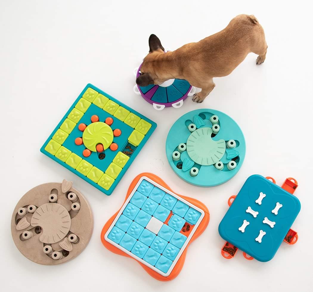 DOG TREAT MAZE - NEW - Nina Ottosson Treat Puzzle Games for Dogs & Cats